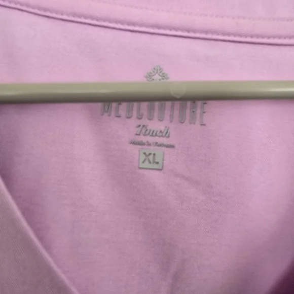MedCouture NWT Lilac V Neck Scrub Top with Stretchy Rib Knit Shoulders XL - Picture 4 of 10